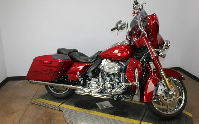 Harley-Davidson® CVO™ Street Glide® 2016 FLHXSE 960221A ATMCRED/CNDYAPL W/PINSTRIPE