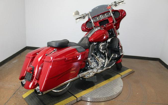 Harley-Davidson® CVO™ Street Glide® 2016 FLHXSE 960221A ATMCRED/CNDYAPL W/PINSTRIPE