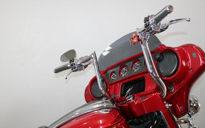 Harley-Davidson® CVO™ Street Glide® 2016 FLHXSE 960221A ATMCRED/CNDYAPL W/PINSTRIPE