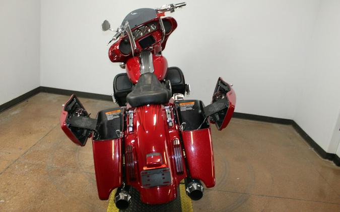 Harley-Davidson® CVO™ Street Glide® 2016 FLHXSE 960221A ATMCRED/CNDYAPL W/PINSTRIPE