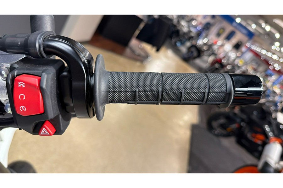 2025 Suzuki DR-Z 4SM Base