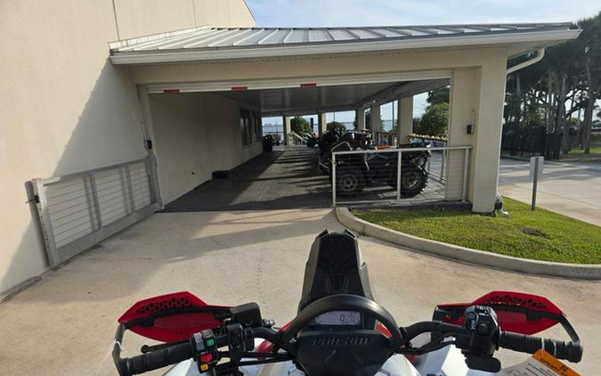 2026 Can-Am Renegade X Mr 1000 R Hyper Silver & Legion Red