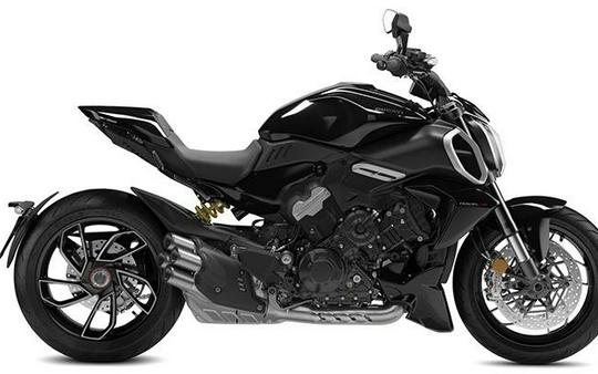 2025 Ducati Diavel V4 - Demo