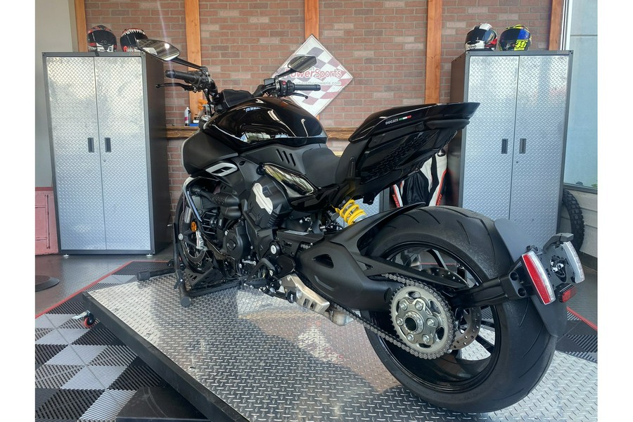 2025 Ducati Diavel V4 - Demo
