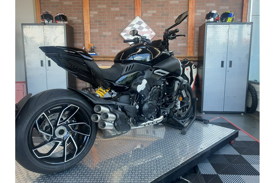 2025 Ducati Diavel V4 - Demo