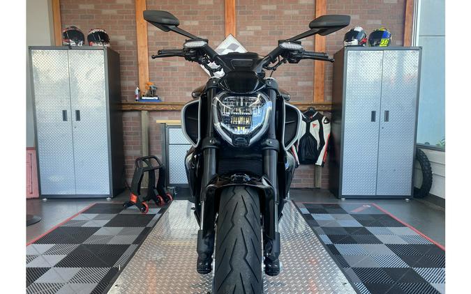 2025 Ducati Diavel V4 - Demo