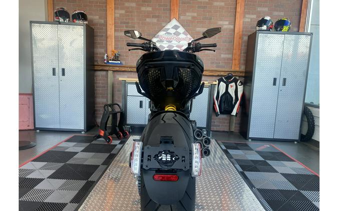 2025 Ducati Diavel V4 - Demo