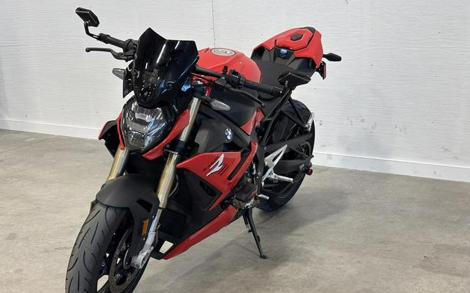 2022 BMW S 1000 R Racing Red