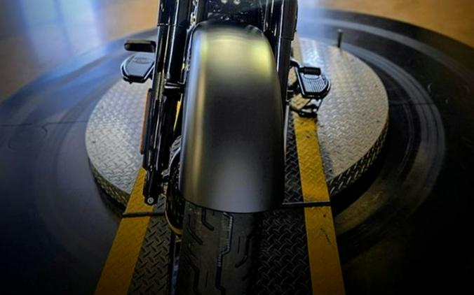 2026 Harley-Davidson® FLHD - Deadwood™