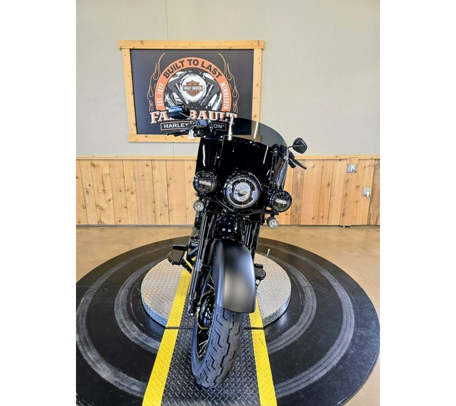 2026 Harley-Davidson® FLHD - Deadwood™