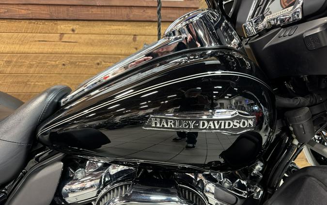 2017 Harley-Davidson® Tri Glide® Ultra Vivid Black FLHTCUTG