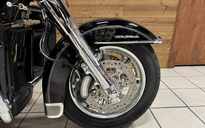 2017 Harley-Davidson® Tri Glide® Ultra Vivid Black FLHTCUTG