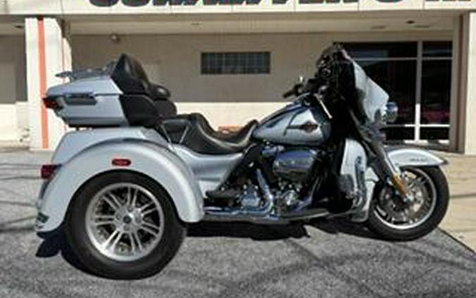 2023 Harley-Davidson® Tri Glide® Ultra Atlas Silver Metallic