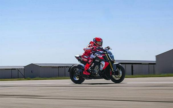 2026 Ducati Diavel V4 RS