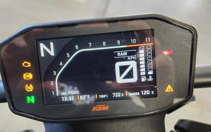 2022 KTM Duke 890 R