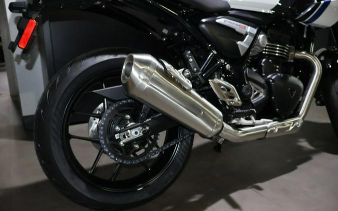 2026 Triumph Thruxton 400 Pearl Metallic White / Storm Grey 400