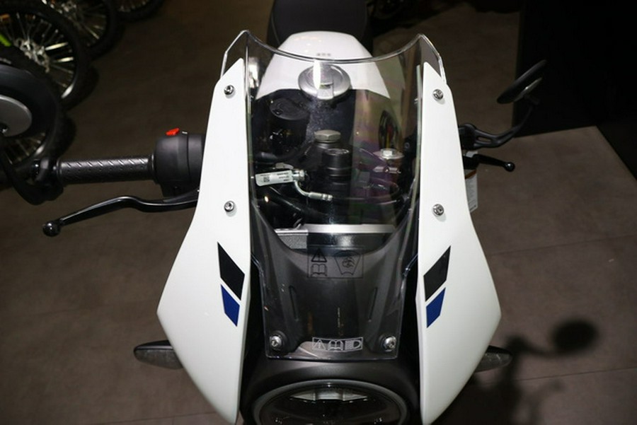 2026 Triumph Thruxton 400 Pearl Metallic White / Storm Grey 400
