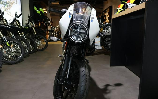 2026 Triumph Thruxton 400 Pearl Metallic White / Storm Grey 400