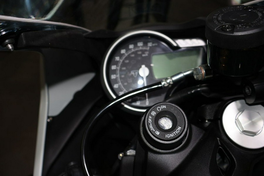 2026 Triumph Thruxton 400 Pearl Metallic White / Storm Grey 400