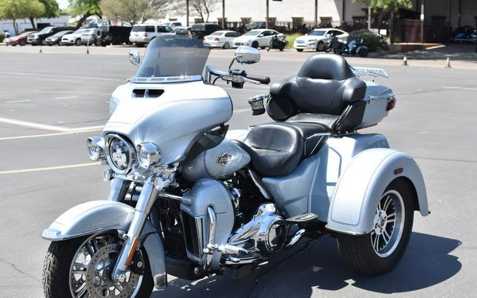 2023 Harley-Davidson Tri Glide Ultra Atlas Silver Metallic FLHTCUTG