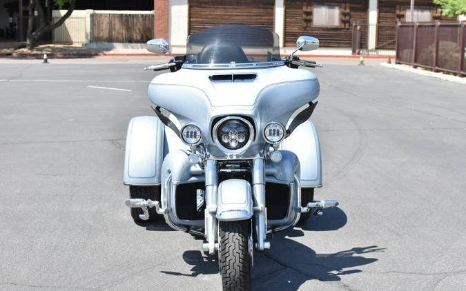 2023 Harley-Davidson Tri Glide Ultra Atlas Silver Metallic FLHTCUTG