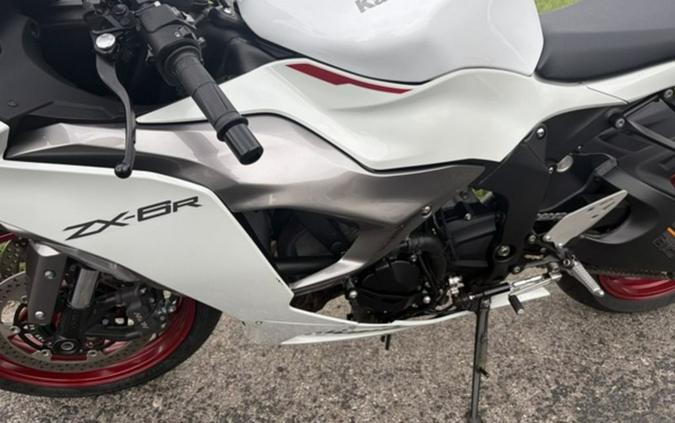 2024 Kawasaki Ninja® ZX™-6R ABS Pearl Robotic White/Metallic Graphite Gray