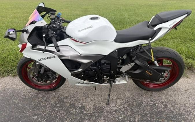 2024 Kawasaki Ninja® ZX™-6R ABS Pearl Robotic White/Metallic Graphite Gray