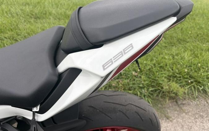 2024 Kawasaki Ninja® ZX™-6R ABS Pearl Robotic White/Metallic Graphite Gray