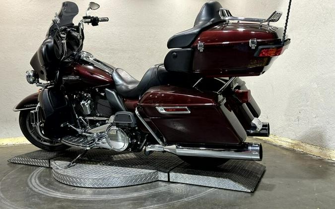 Harley-Davidson® Electra Glide® Ultra Classic® 2019 FLHTCU 655372TT TWISTED CHERRY W/PINSTRIPE