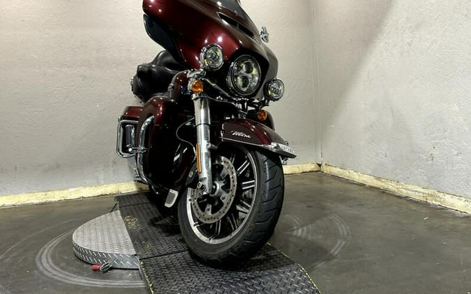 Harley-Davidson® Electra Glide® Ultra Classic® 2019 FLHTCU 655372TT TWISTED CHERRY W/PINSTRIPE