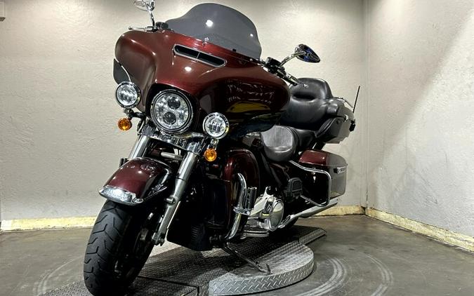 Harley-Davidson® Electra Glide® Ultra Classic® 2019 FLHTCU 655372TT TWISTED CHERRY W/PINSTRIPE