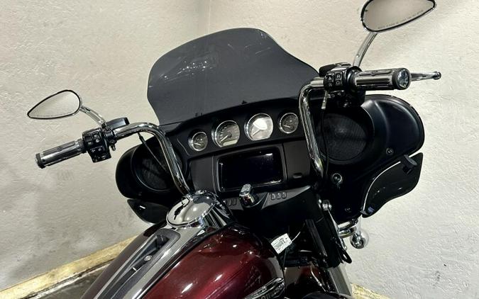 Harley-Davidson® Electra Glide® Ultra Classic® 2019 FLHTCU 655372TT TWISTED CHERRY W/PINSTRIPE