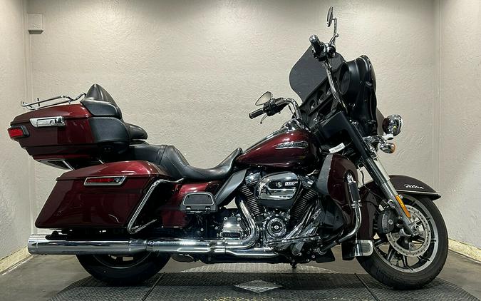 Harley-Davidson® Electra Glide® Ultra Classic® 2019 FLHTCU 655372TT TWISTED CHERRY W/PINSTRIPE