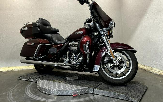 Harley-Davidson® Electra Glide® Ultra Classic® 2019 FLHTCU 655372TT TWISTED CHERRY W/PINSTRIPE