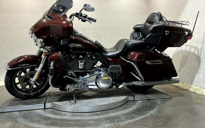 Harley-Davidson® Electra Glide® Ultra Classic® 2019 FLHTCU 655372TT TWISTED CHERRY W/PINSTRIPE