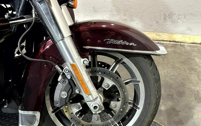 Harley-Davidson® Electra Glide® Ultra Classic® 2019 FLHTCU 655372TT TWISTED CHERRY W/PINSTRIPE