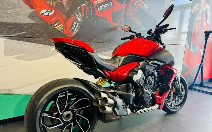 2025 Ducati Diavel V4 Ducati Red