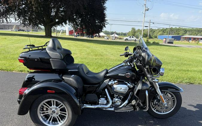 2023 Harley-Davidson® Tri Glide® Ultra Vivid Black