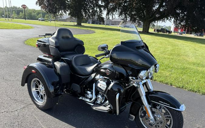 2023 Harley-Davidson® Tri Glide® Ultra Vivid Black