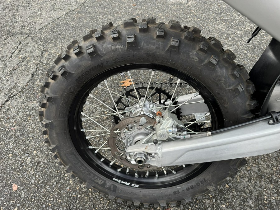 2026 Triumph TF250E - JET BLACK - PURE WHITE