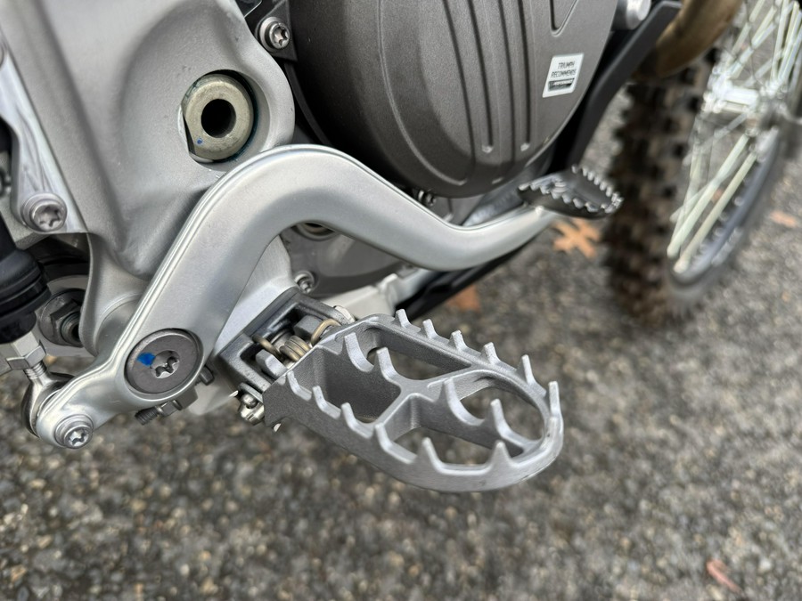 2026 Triumph TF250E - JET BLACK - PURE WHITE