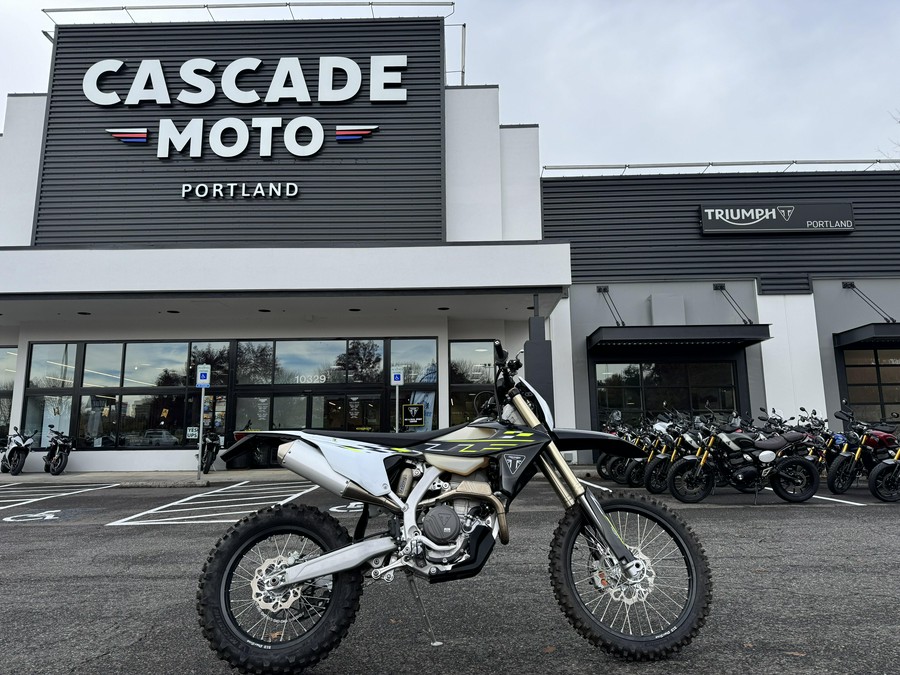 2026 Triumph TF250E - JET BLACK - PURE WHITE