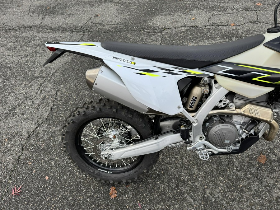 2026 Triumph TF250E - JET BLACK - PURE WHITE