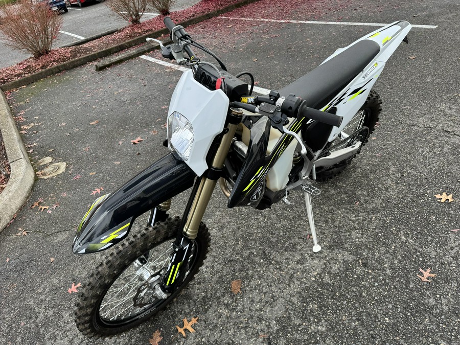 2026 Triumph TF250E - JET BLACK - PURE WHITE