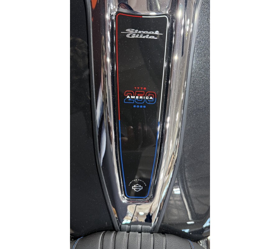 2026 Harley-Davidson® Street Glide® Midnight Ember Chrome Trim