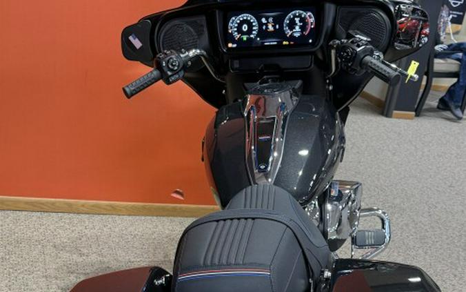 2026 Harley-Davidson® Street Glide® Midnight Ember Chrome Trim