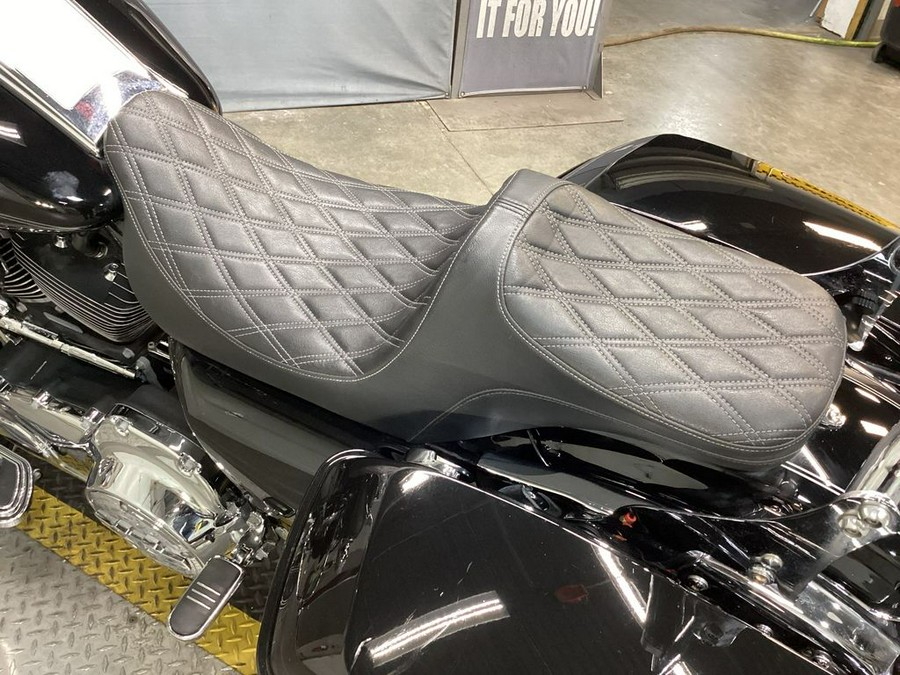 2009 Harley-Davidson® FLHRC - Road King® Classic