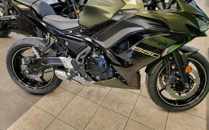 2024 Kawasaki Ninja® 650 Metallic Matte Dark Gray/Metallic Spark Black