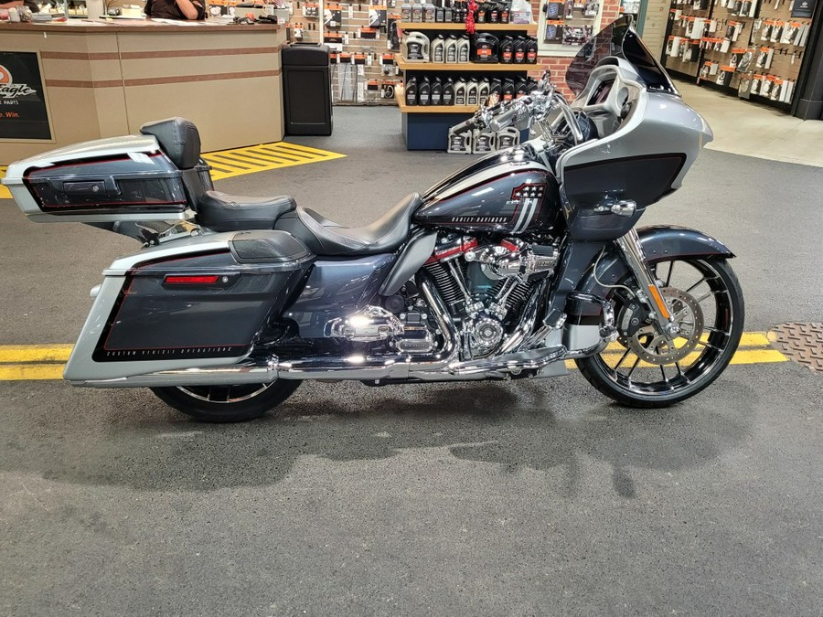 2019 HarleyDavidson® CVO™ Road Glide® Lightening Silver & Charred