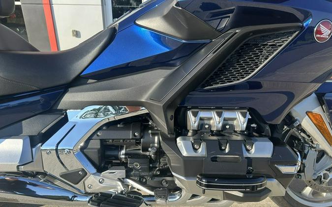 2018 Honda Gold Wing Tour Pearl Hawkseye Blue Tour Candy Ardent Red